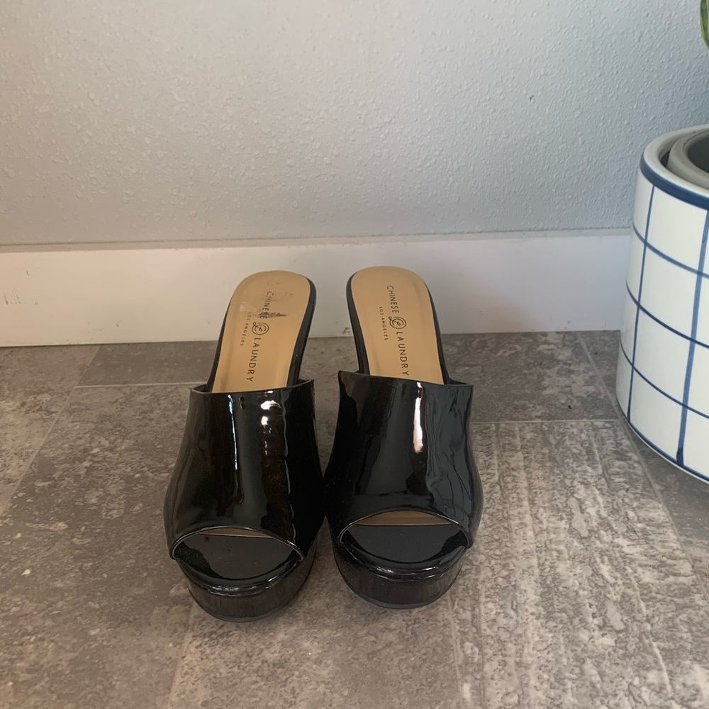 ✨chinese laundry black wedges✨